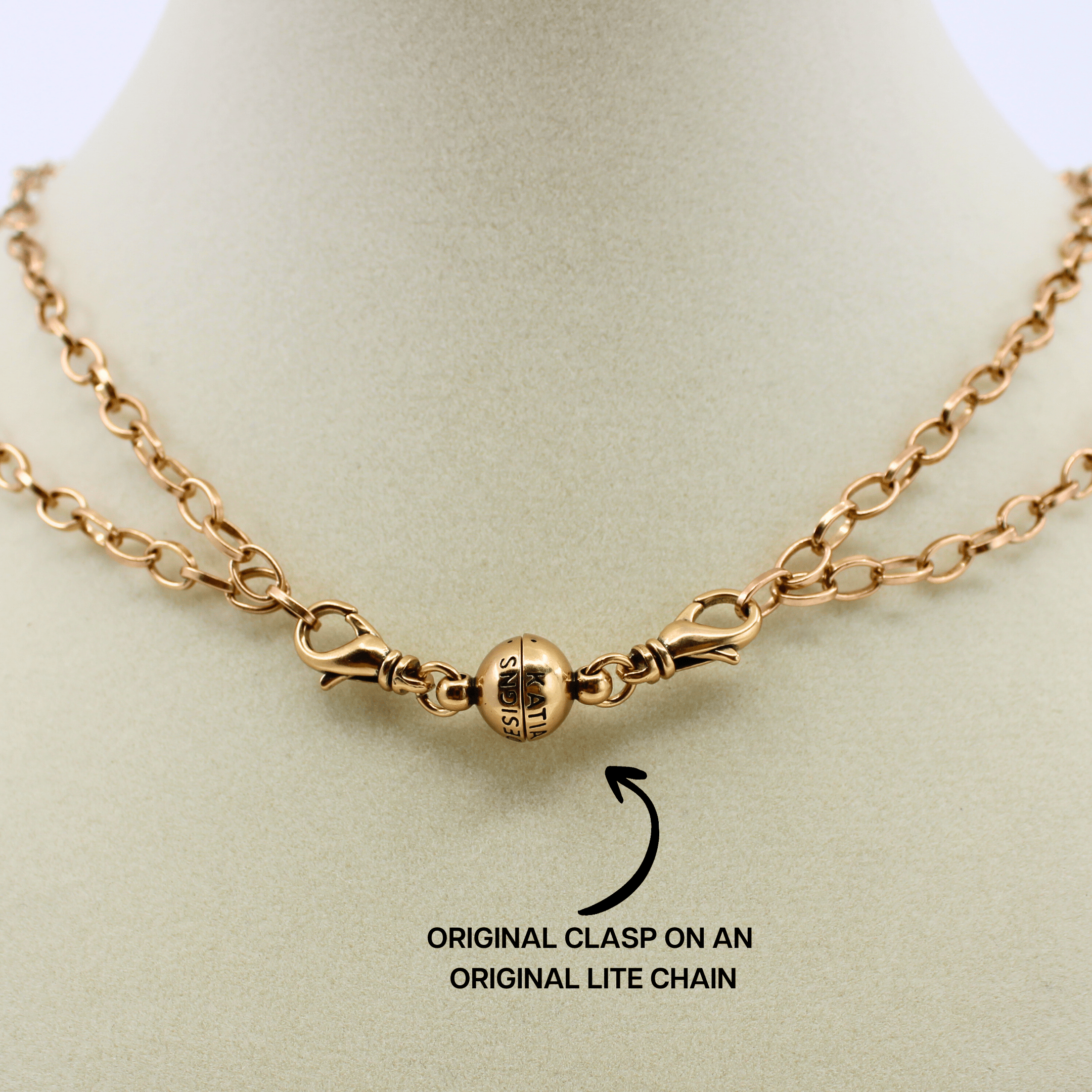 Gold necklace with original clasp on a mannequin bust